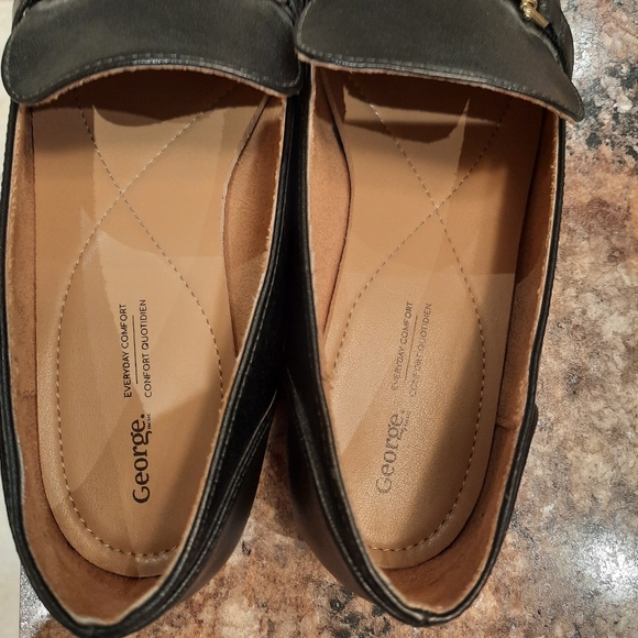 Women's Black Loafer Shoes - Picture 6 of 7